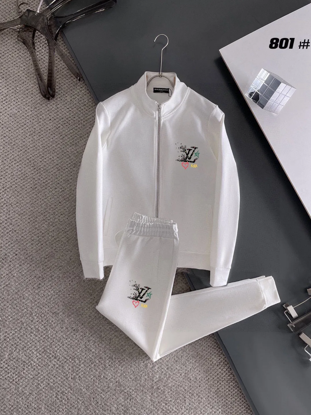🅿️420 [LV Louis Vuitton] (Fat Man Gospel) hot-selling suit is coming. Focus on the original version of the official website. 2025 new hot-selling cardigan and sweatshirt suit. The original order is the best. 🇭🇰The meticulous work of top designers. Just for a fitting and perfect upper body effect. All-natural high-quality Roman cotton 100%, close-fitting comfort, noble and elegant! Original hardware embodies elegance and nobility! Counter size: M-5XL (maximum wear up to 220 pounds)